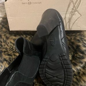 Black Leather Born Boots Used/Like New Size 8.5 USA 40 Euro.
